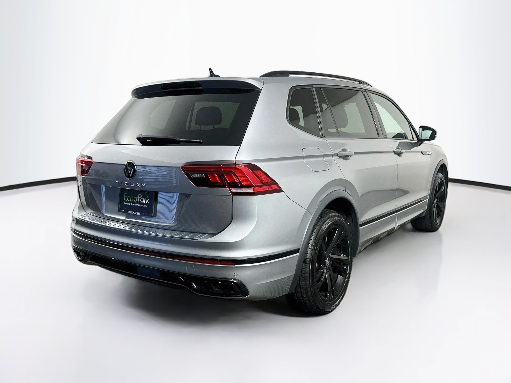 Used 2023 Volkswagen Tiguan SE R-Line FWD image 9
