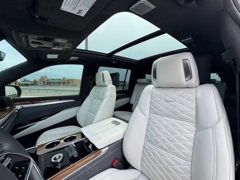 Certified 2025 Cadillac Escalade ESV Sport Platinum w/ LPO, ONYX Package AWD/4WD image 25