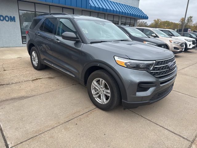Used 2023 Ford Explorer XLT AWD/4WD image 3