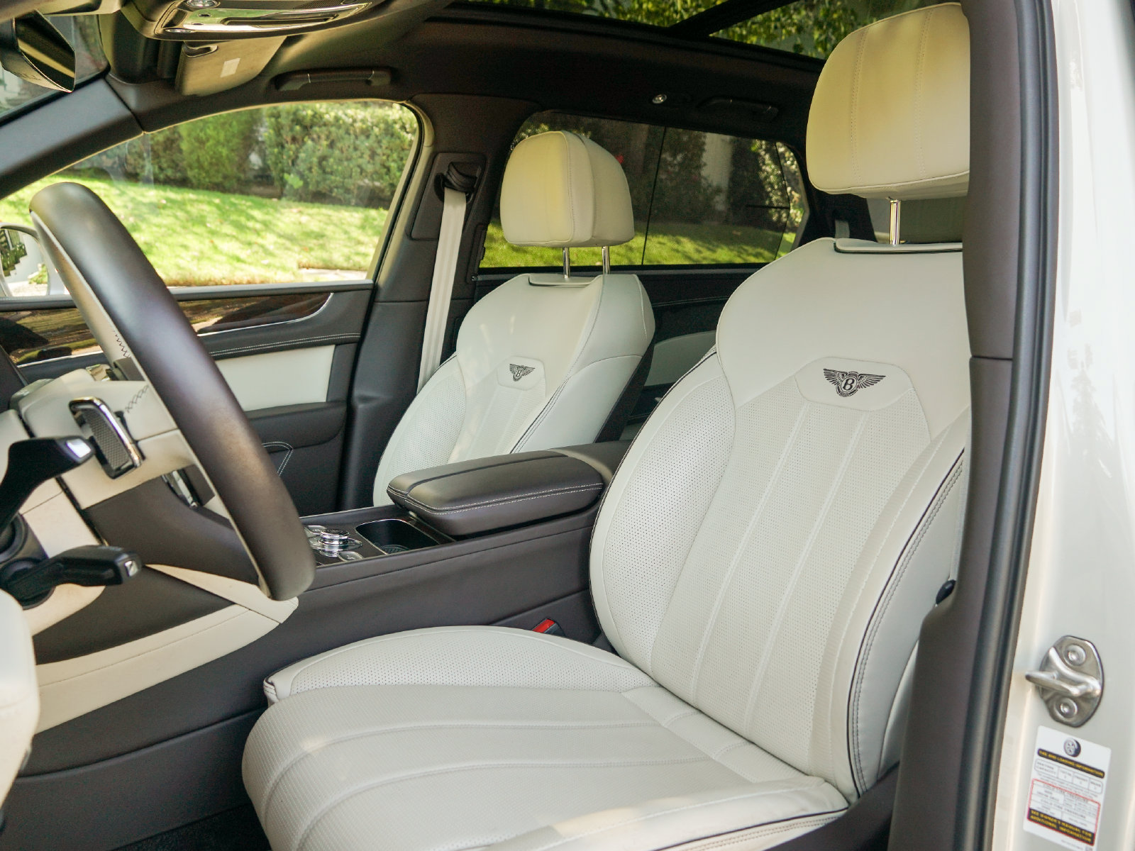 Certified 2023 Bentley Bentayga Extended Wheelbase AWD/4WD image 17