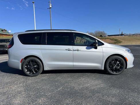 New 2026 Chrysler Pacifica Select w/ S Appearance Package image 11