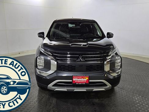 Used 2024 Mitsubishi Outlander SE image 2