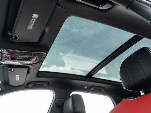 Used 2022 Bentley Bentayga image 28