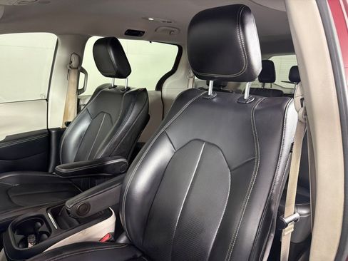 Used 2020 Chrysler Voyager Lxi FWD image 10