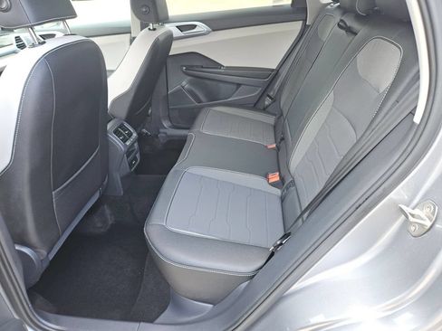 Used 2025 Volkswagen Taos SE FWD image 28
