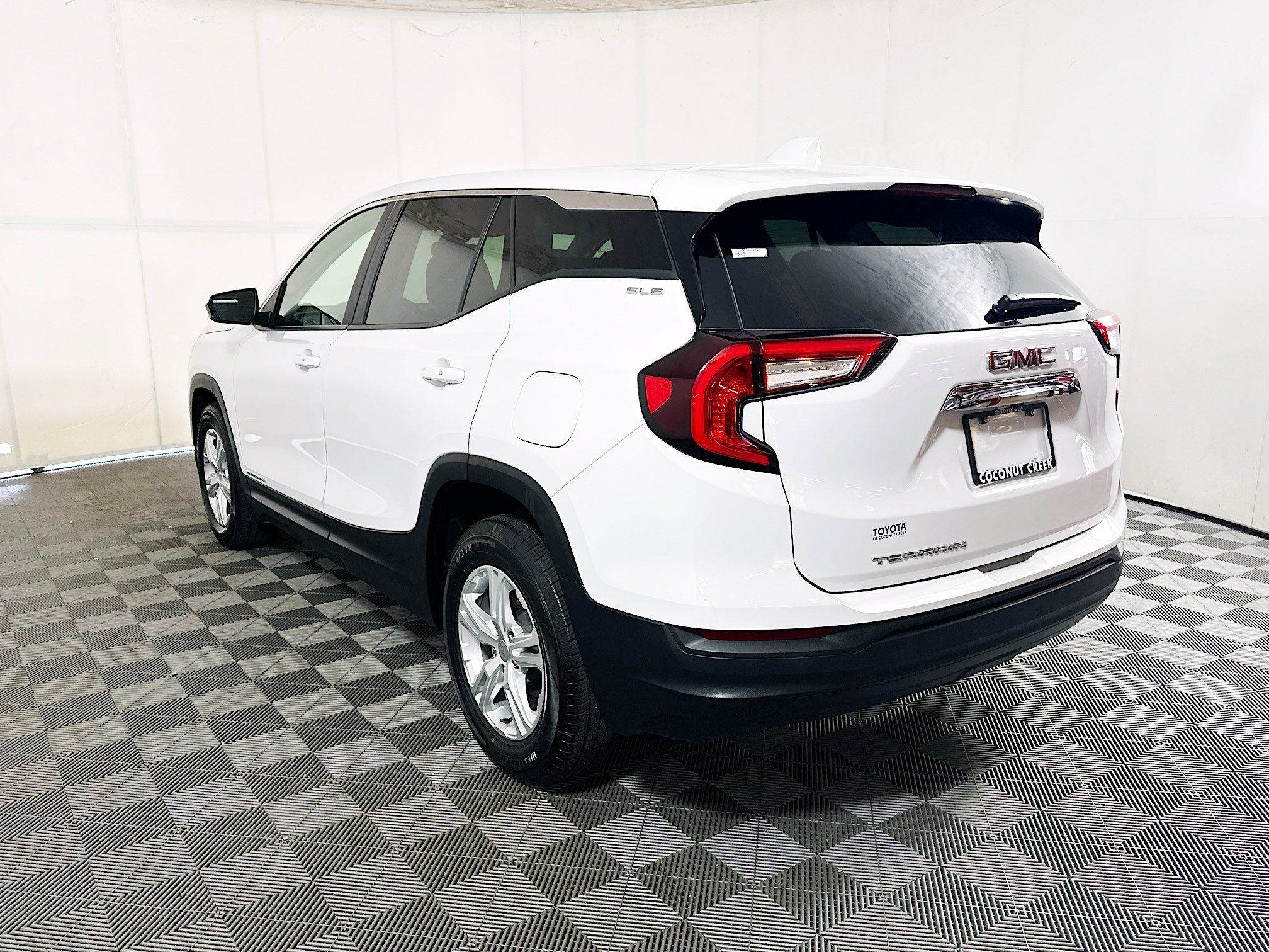Used 2024 GMC Terrain SLE FWD image 5