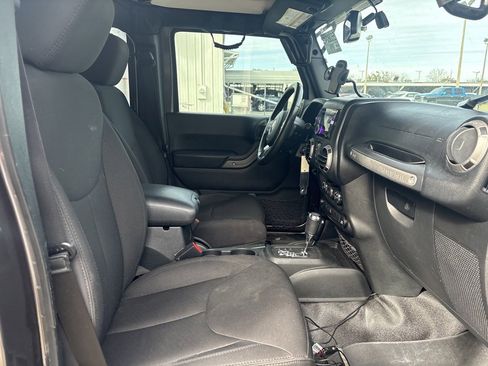 Used 2017 Jeep Wrangler Unlimited Sahara w/ Connectivity Group image 13