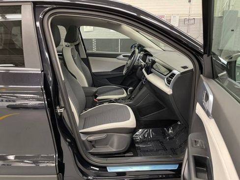 New 2025 Volkswagen Taos SE w/ Panoramic Sunroof Package AWD/4WD image 11