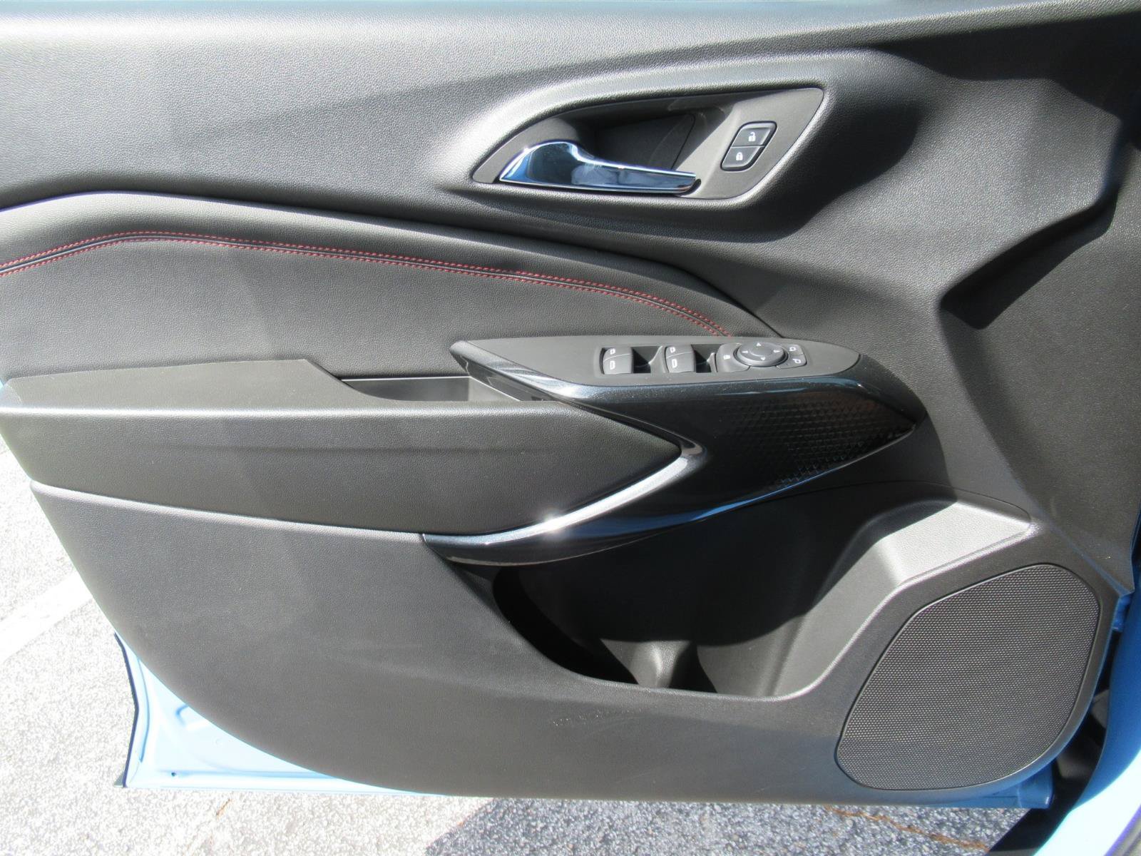 Used 2024 Chevrolet Trax RS w/ Sunroof Package FWD image 22