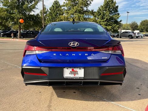 Used 2025 Hyundai Elantra Limited image 7