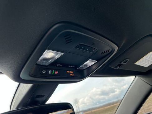 Used 2023 Chevrolet Traverse LT image 31