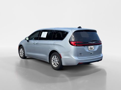 Used 2023 Chrysler Pacifica Touring-L FWD image 6