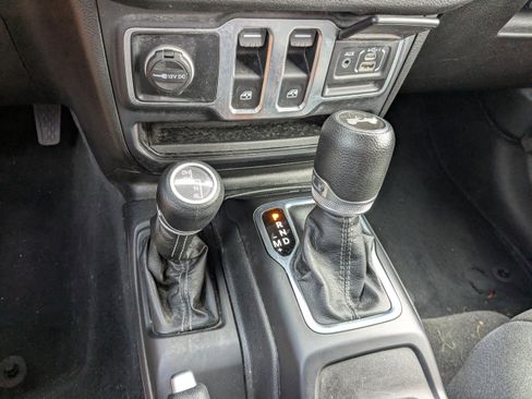 Used 2025 Jeep Wrangler Sport AWD/4WD image 22