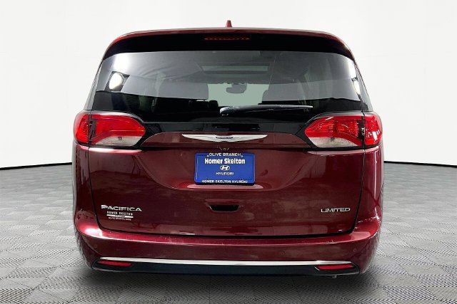 Used 2019 Chrysler Pacifica Limited w/ Tire & Wheel Group FWD image 5