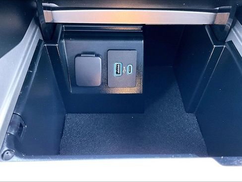 Certified 2021 Ford Explorer XLT w/ Equipment Group 202A AWD/4WD image 33