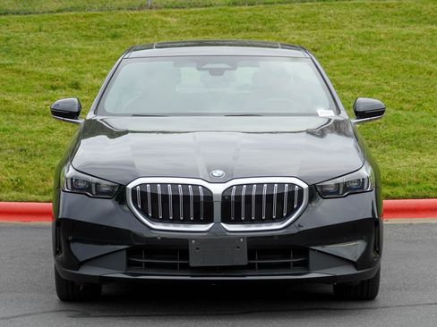 Used 2024 BMW 530i xDrive w/ Premium Package AWD/4WD image 3