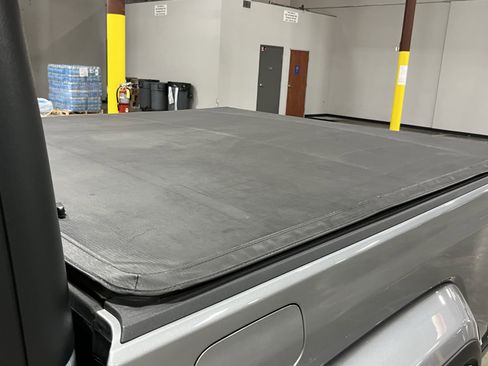 Used 2021 Jeep Gladiator Willys image 9