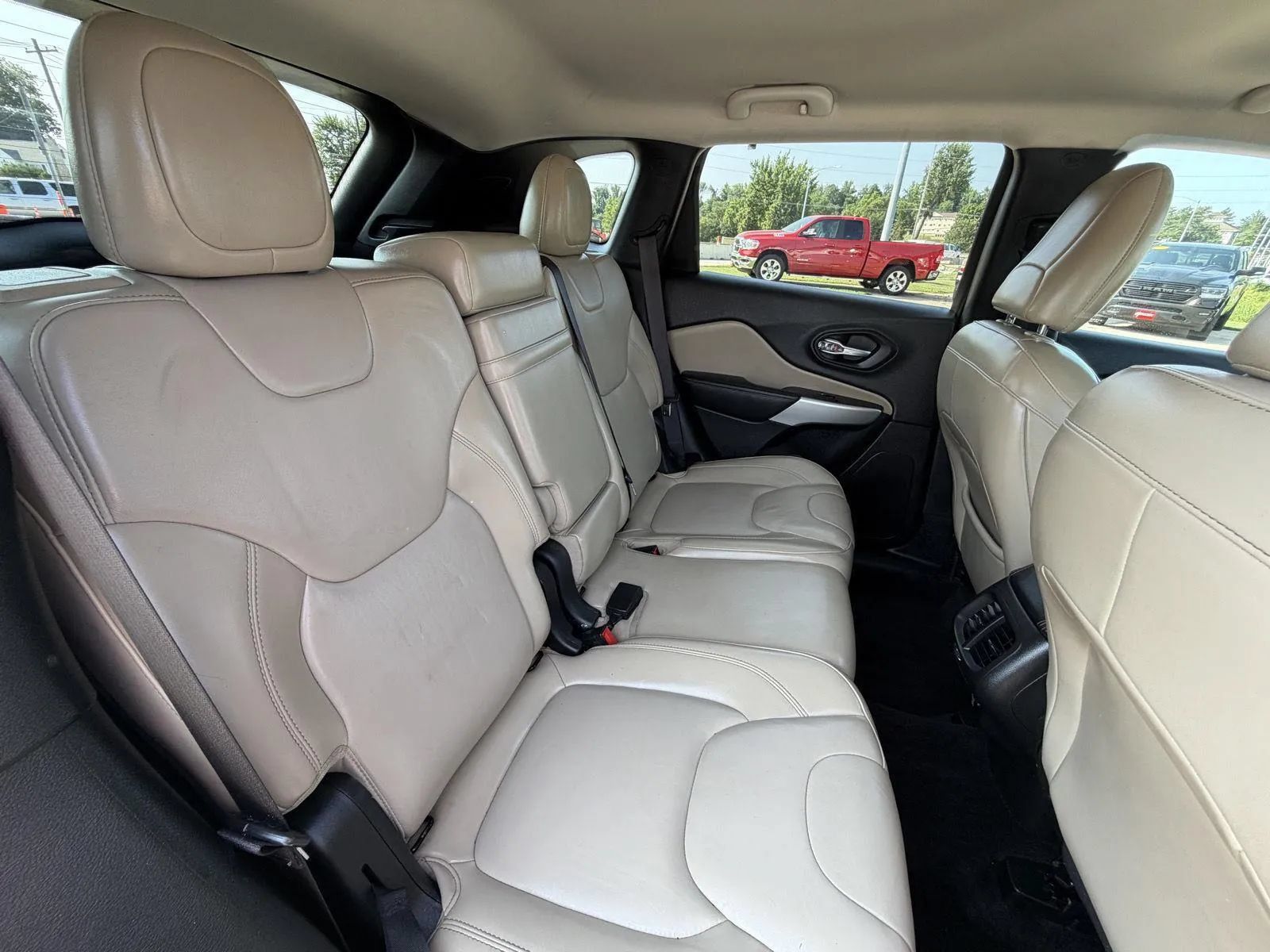 Used 2018 Jeep Cherokee Limited FWD image 16