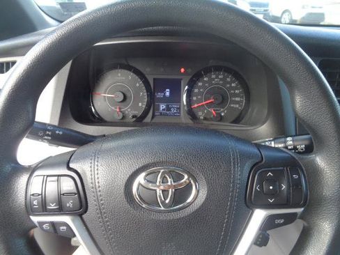 Used 2017 Toyota Sienna LE image 16
