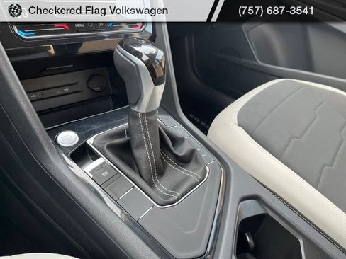 Certified 2025 Volkswagen Taos SE FWD image 39