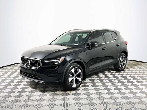 Used 2025 Volvo XC40 B5 Core w/ Climate Package image 3