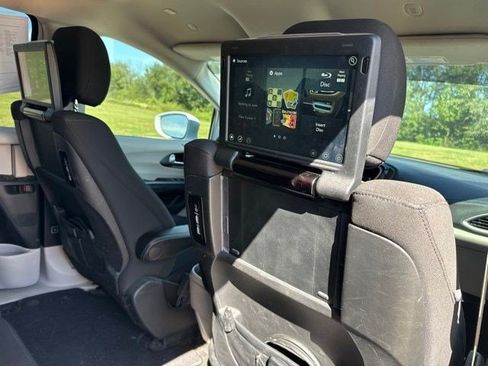 Used 2021 Chrysler Pacifica Touring w/ Uconnect Theater Family Group FWD image 18