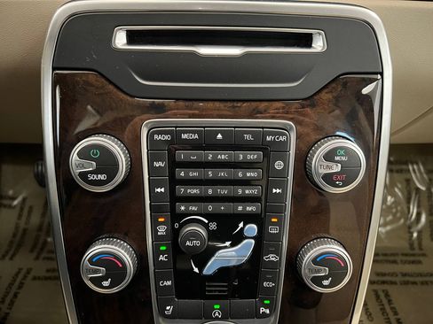 Used 2016 Volvo XC70 T5 Premier w/ Proximity Package image 21