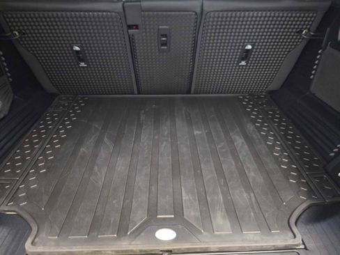 Used 2024 Land Rover Defender 110 SE image 14