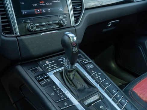 Used 2018 Porsche Macan image 29