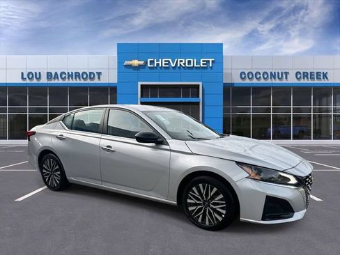 Used 2024 Nissan Altima 2.5 SV FWD image 2