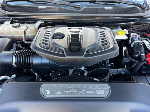 Used 2024 Jeep Wagoneer L Series II RWD image 9