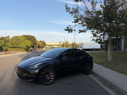 Used 2021 Tesla Model Y Performance AWD/4WD image 1