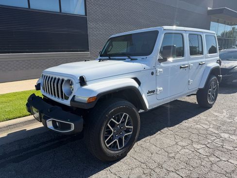 Used 2025 Jeep Wrangler Unlimited Sahara AWD/4WD image 2