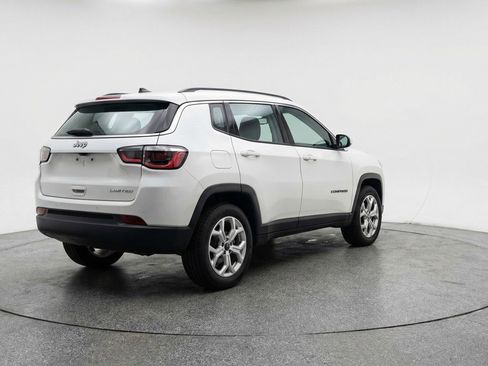 Used 2025 Jeep Compass Latitude image 9