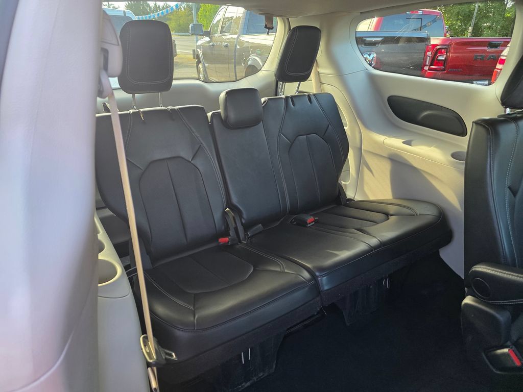 Used 2024 Chrysler Pacifica Touring-L FWD image 22
