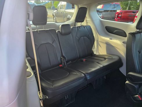 Used 2024 Chrysler Pacifica Touring-L FWD image 22
