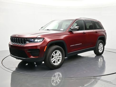 Used 2024 Jeep Grand Cherokee Laredo image 1