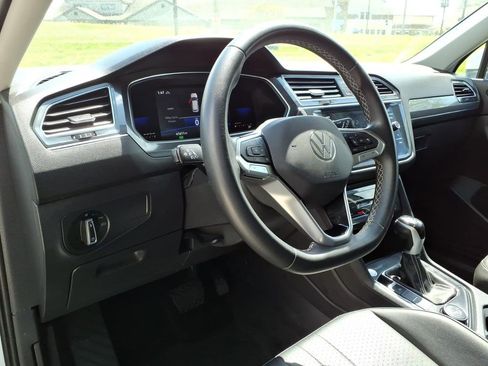 Used 2023 Volkswagen Tiguan SE AWD/4WD image 14
