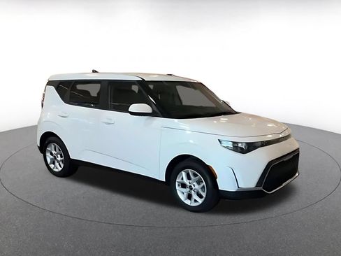 Used 2025 Kia Soul LX w/ LX Technology Package FWD image 2
