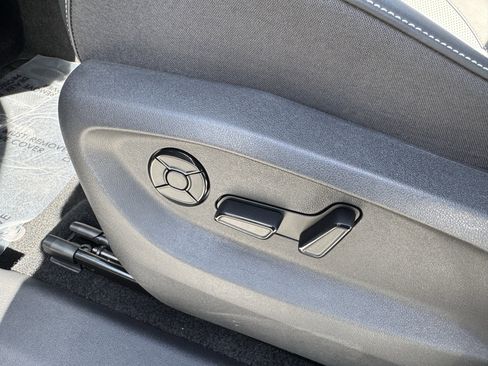 Used 2025 Volkswagen Tiguan SE FWD image 18