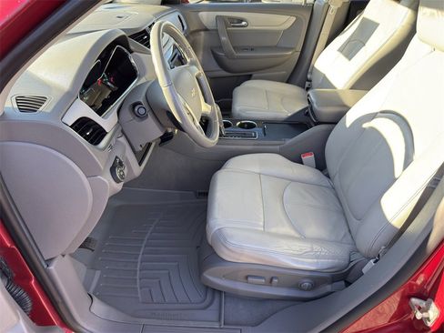 Used 2014 Chevrolet Traverse LT image 11