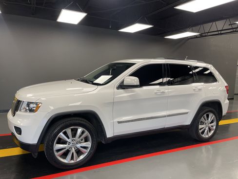 Used 2013 Jeep Grand Cherokee Laredo image 2