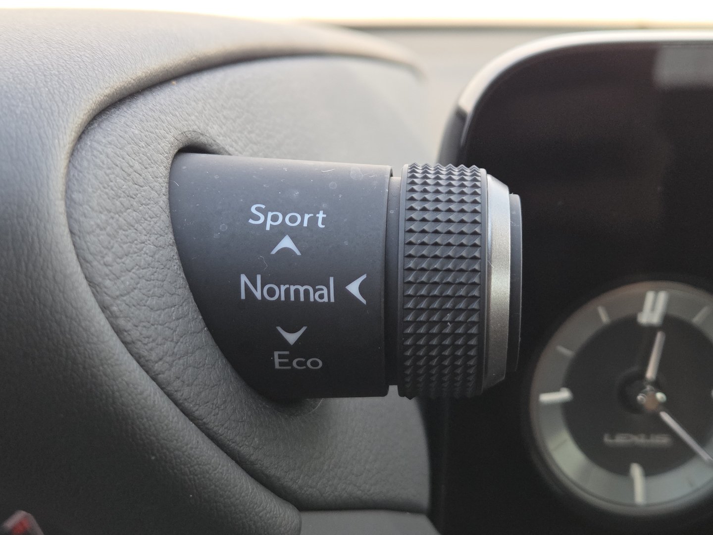 Used 2025 Lexus ES 300h w/ Premium Package FWD image 32