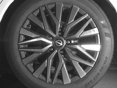 Used 2025 Nissan Altima 2.5 SV FWD image 14