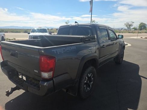 Used 2017 Toyota Tacoma TRD Off-Road AWD/4WD image 7