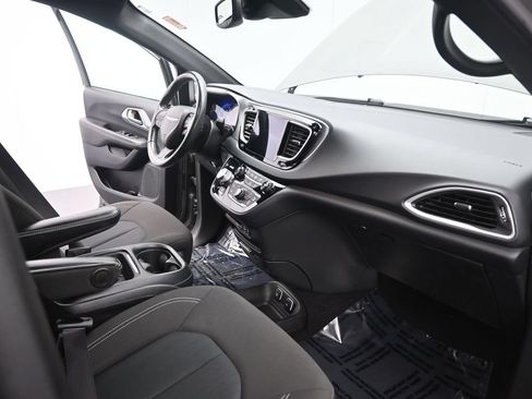 Used 2020 Chrysler Pacifica Touring w/ Advanced Safetytec Group FWD image 17