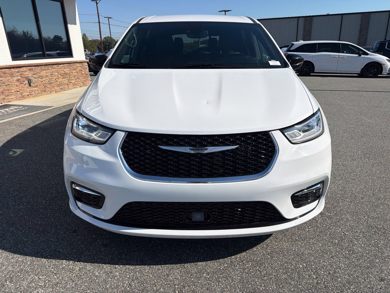 Used 2025 Chrysler Pacifica Select FWD image 12
