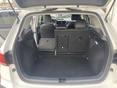 Certified 2024 Volkswagen Taos SE image 9