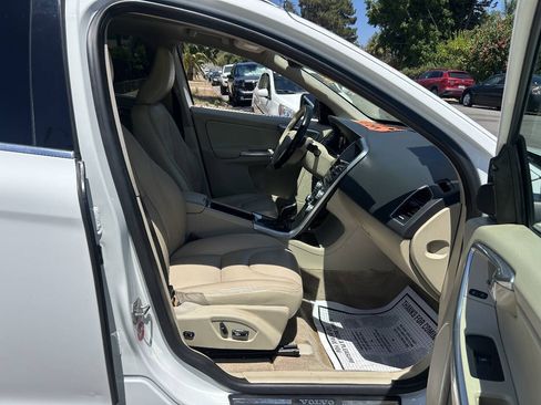 Used 2016 Volvo XC60 T5 Premier w/ Proximity Package FWD image 23