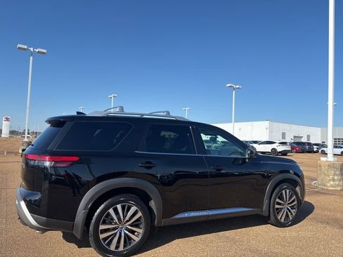 Used 2022 Nissan Pathfinder Platinum w/ Cargo Package image 4